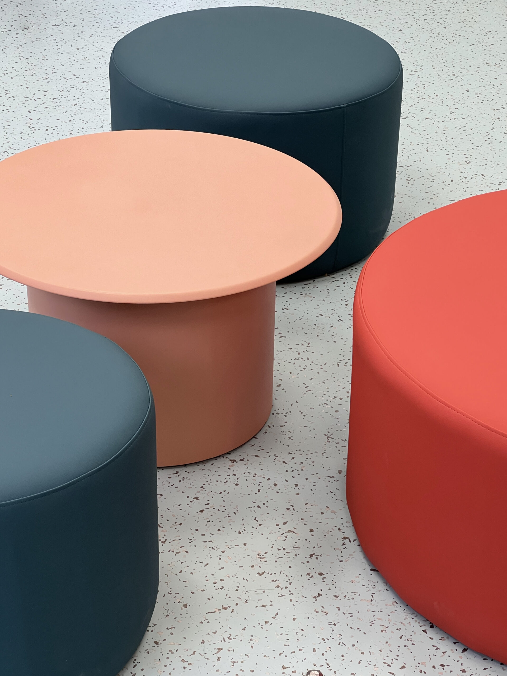 pitaro-poufdrage-table-scaled.jpg